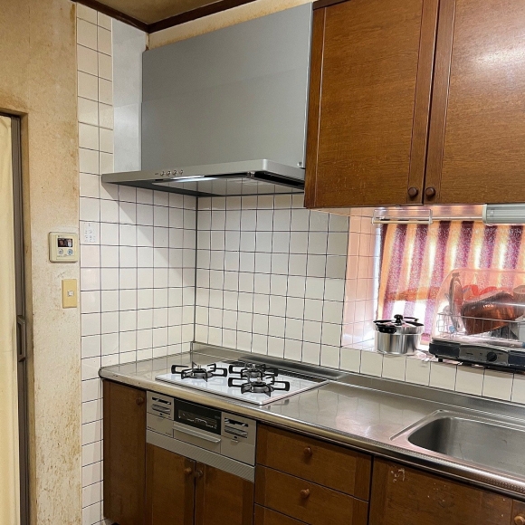 新しくなったガスコンロとレンジフードの写真