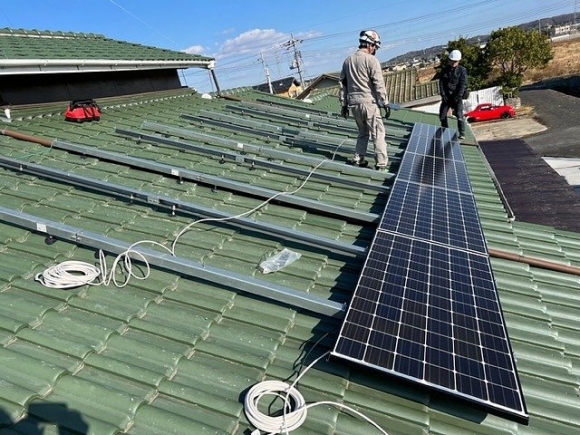 屋根の上での太陽光パネル設置の写真